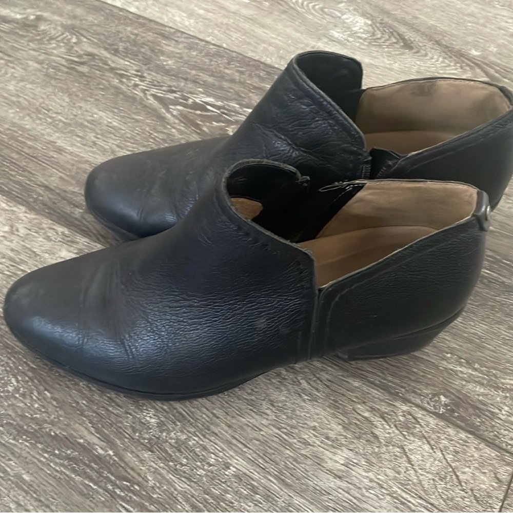 Women's Naturalizer black booties